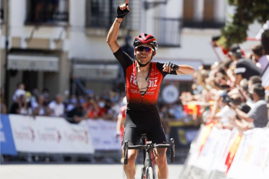 El ciclista del SúperFroiz Samuel Blanco, campeón de España en categoría élite